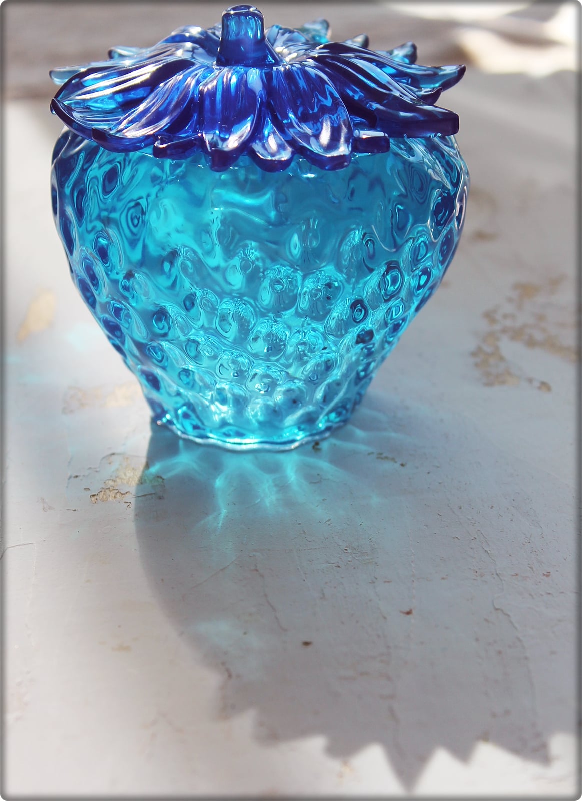 "Strawberry" Box Made of Epoxy Resin - Image 5